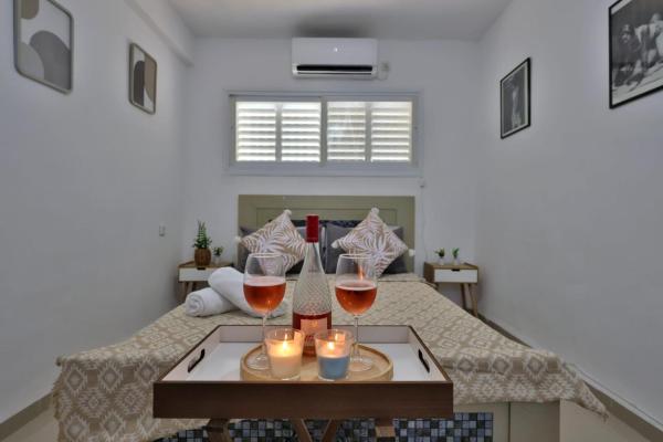 A la foto es mostra l'objecte אירוח סמוך לים התיכון יש מקלט בבניין situat a la ciutat de Haifa.