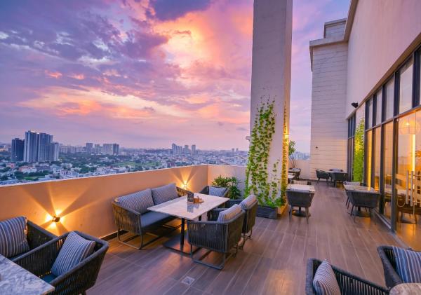 写真にはグルガオン市にあるRhythm Gurugram, Hotel & Suites, Sohna Road, Sector 68が写っています。