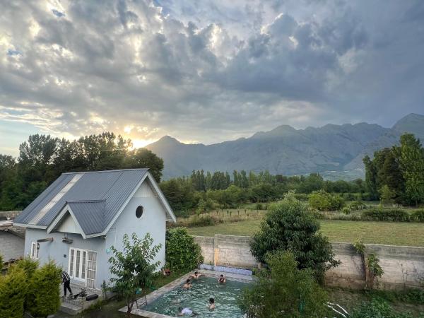 A la foto es mostra l'objecte The Forest Way Loft by YEMBERZAL situat a la ciutat de Srinagar.