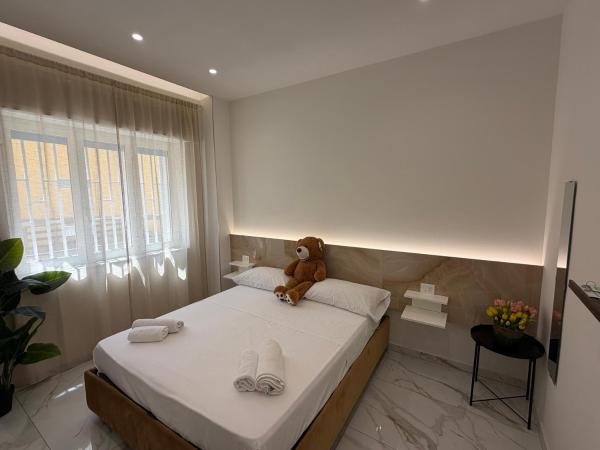 På billedet ses objektet Emerald Rooms beliggende i byen Napoli.