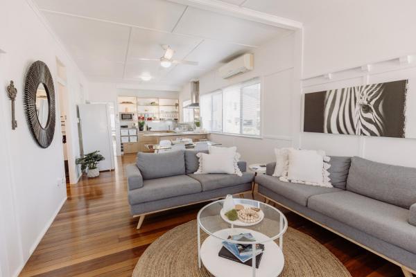 På bildet vises objektet Pet-Friendly Home with Big Yard 300m to Dog Beach Walk to Restaurants som ligger i byen Mooloolaba.