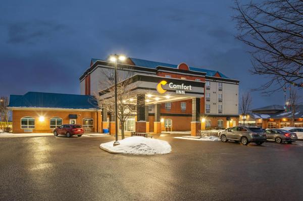 A la foto es mostra l'objecte Comfort Inn situat a la ciutat de Mississauga.