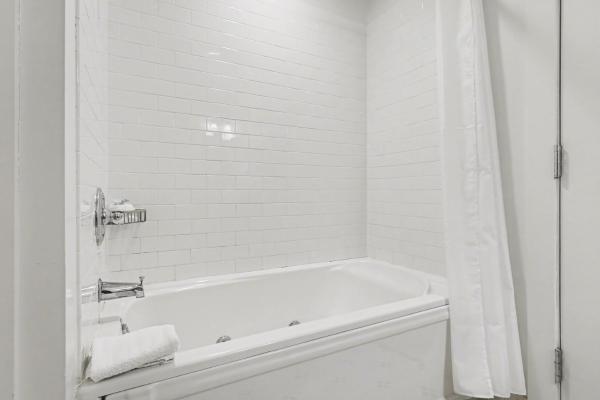 Luxurious King Suite 364 In Bay Harbor, Perfect For Couples, With Stunning Village Views. - Petoskey, MI
