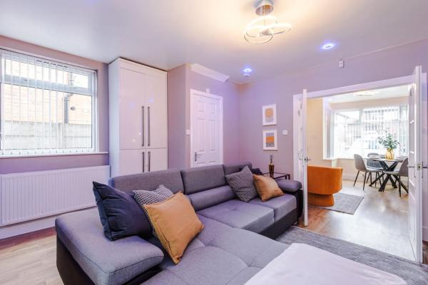 2-bed House, Driveway & Ev Charging Near Etihad By Kammili Properties - Manchester