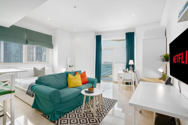 På billedet ses objektet Chic Studio Apartment in Yacht Bay Dubai Marina beliggende i byen Dubai.