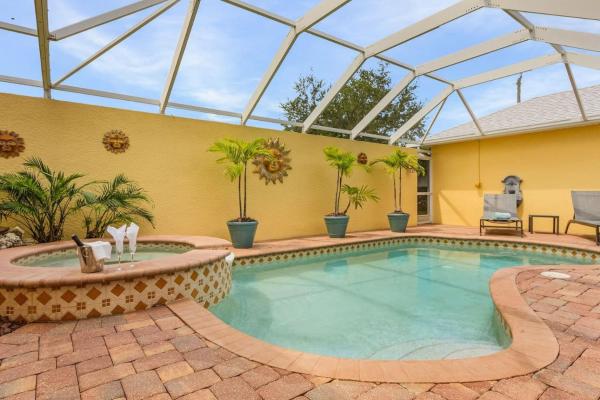 Villa Tuscany Luxury Stay With Pool & Spa - Cape Coral, FL
