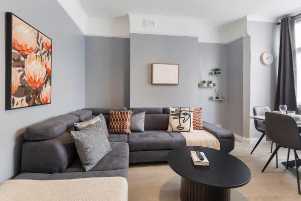 Bright & Spacious London Flat - Sleeps 9 - London, UK