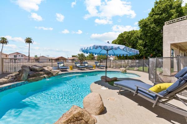 Resort-style 5br Heated Pool Putting Green - Sun City, AZ