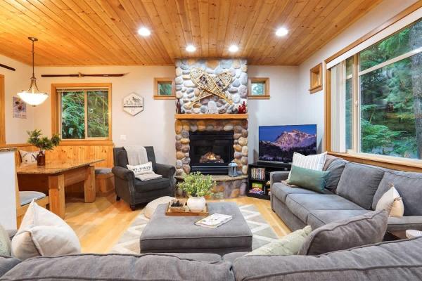 På billedet ses objektet Snowline Hillside Chalet beliggende i byen Glacier.