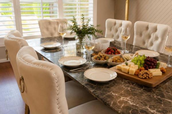 Light Filled 4 Bed Pool Home In Quiet Neighborhood - Mitcham