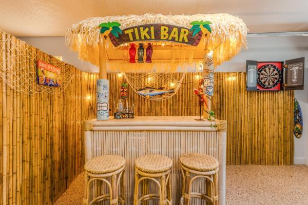 Casa Azul - Your Tiki Bar Escape, Game Room & Seashell Backyard - Venice, FL