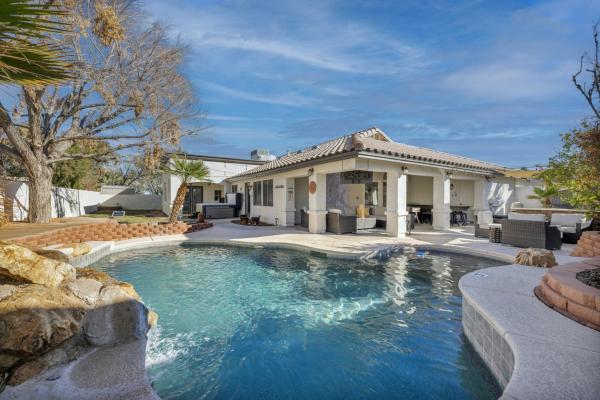 Auf dem Foto ist das Objekt Ultimate Vacation: A Luxurious Oasis with a Pool! in der Stadt Las Vegas zu sehen.