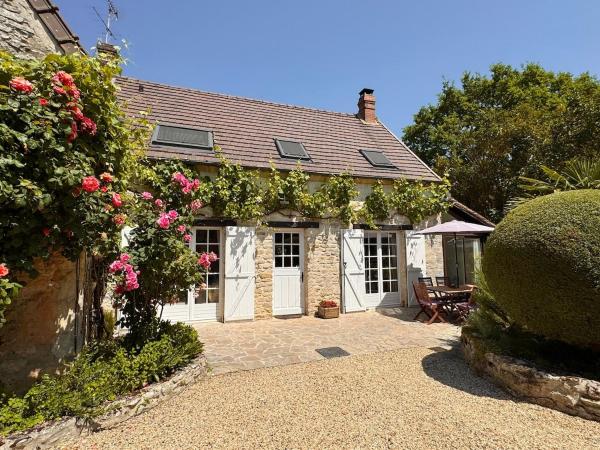 La Maison Des Roses, Maison De Charme 4 Personnes Avec Un Jardin Et Parking Privé - Ermenonville