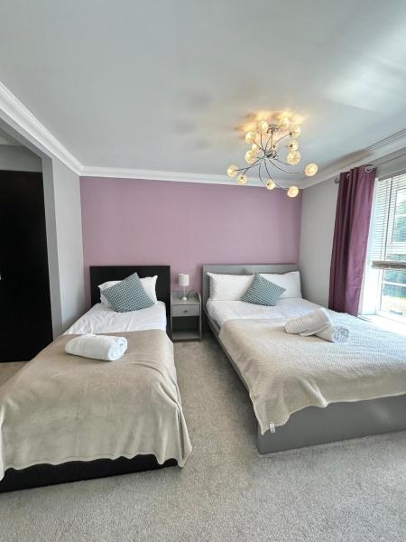 A la foto es mostra l'objecte Badgers House - 6 Bedrooms, Sleeps 13, Parking, Wifi situat a la ciutat de Wroughton.