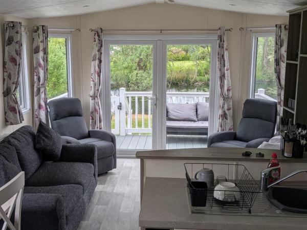 Static Caravan 2 Bed Sleeps 6 Overlooking Water - Northampton