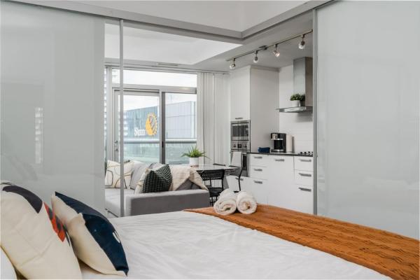 Stylish 3 Bed 2 Bedroom Condo - Toronto