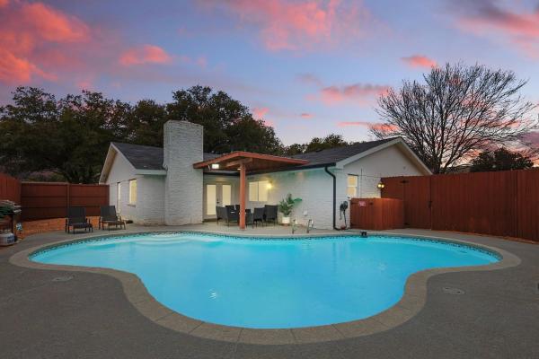Modern Luxury X Backyard Pool Retreat 4-bd 2-ba - Plano, TX