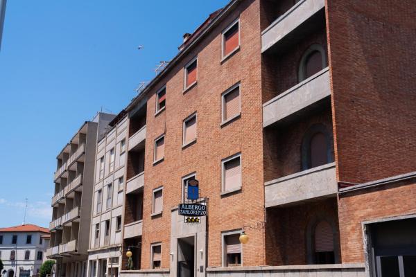 Na zdjęciu widoczny jest obiekt Albergo San Lorenzo położony w mieście Grosseto.
