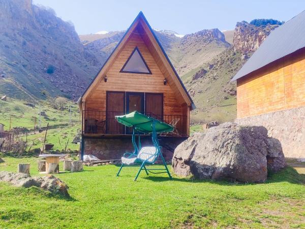 A la foto es mostra l'objecte Gold Star situat a la ciutat de Kazbegi.