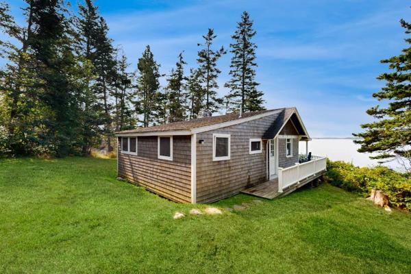 Dog-friendly Oceanfront Cottage With Views - Maine