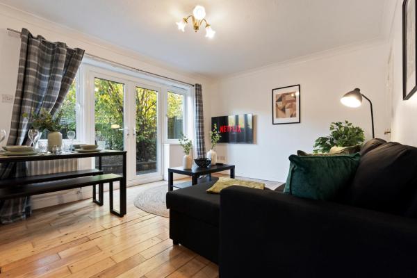 Applin House - 5 Bedroom Contractor Stay - Sleeps 10 - Parking & Wi-fi - Cotswolds