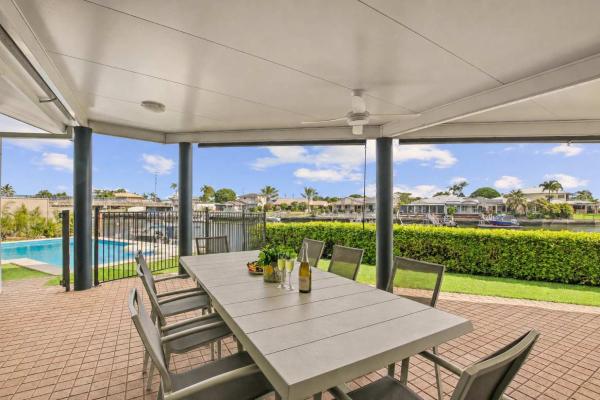 Bribie Waterfront Retreat - Pontoon Pool & Kayaks - Brisbane