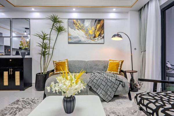Rustic Haven View, A 2br With High View Balcony, 3mins Drive To Yaya Center, 200mbps Wifi, Gym And 24hr Security - Nairobi