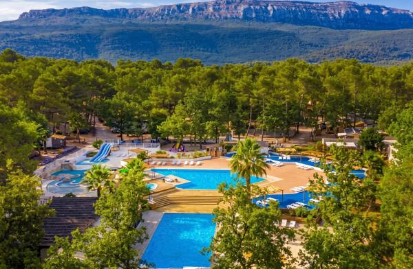 Bungalow Confortable à Nans-les-pins Avec Piscine Partagée - Département Var