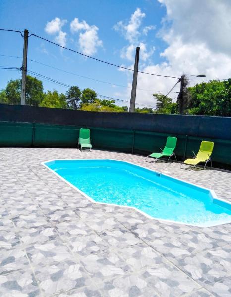 Na foto é possível ver o objeto Maison charmante proche de la plage au Moule avec piscine localizado na cidade de Blanchet.