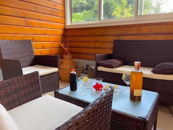På billedet ses objektet Appartement spacieux à Sainte-Rose, 70 m² avec jardin beliggende i byen Cadet.