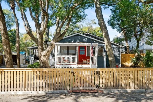 Charming Beach Bungalow - Minutes To The Beach - Folly Beach, SC