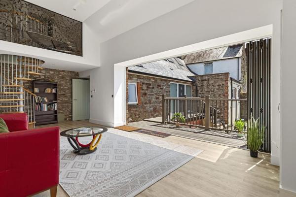 Bradshaw House - Luxury Old School House Conversion - Sleeps 10 And Accepts 2 Dogs - Carmarthen