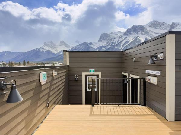 Top Floor Downtown Retreat With Hot Tub And Mountain Views - Canmore