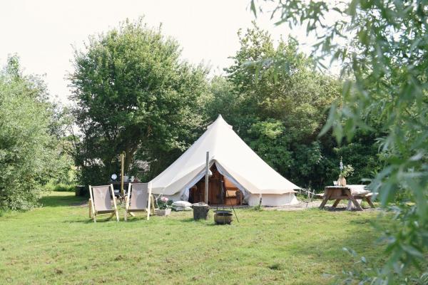 Smuk Grutte Bell Tent Aan Het Water In Friesland - Lemmer