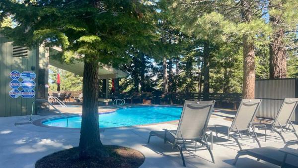 Cozy Condo For 4 W Hot Tub & Pool Walk To Village - June Lake, CA