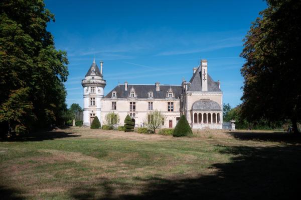 A la foto es mostra l'objecte Château de la Court d'Aron situat a la ciutat de Curzon.