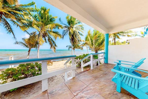 Charming Beachfront Condo With A Kitchenette Shared Pool Wifi & Beach Access - Placencia