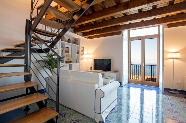 Na zdjęciu widoczny jest obiekt Starhost - CASA ADA seaview terrace położony w mieście Vietri sul Mare.