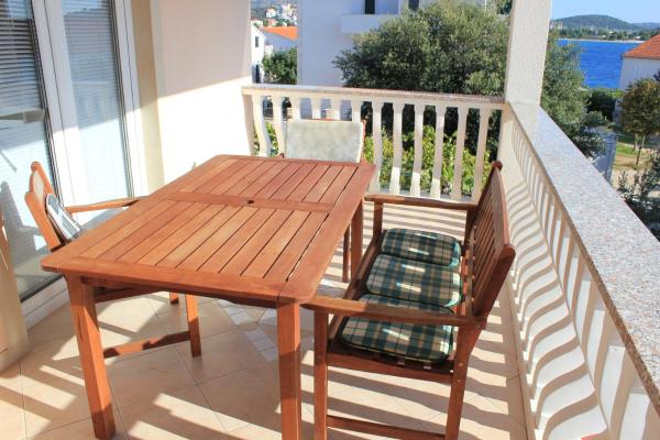 Apartment With Sea View In Zečevo Rogozničko – 65 Sqm With Balcony - Primošten