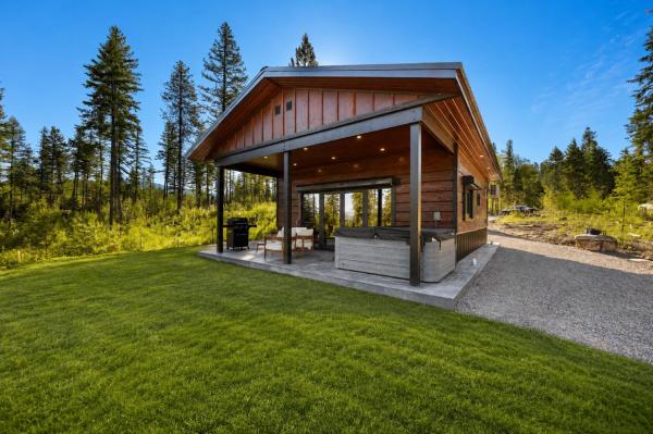 Glacier Luxury Retreat Deer View Cabin 3 - Glacier National Park