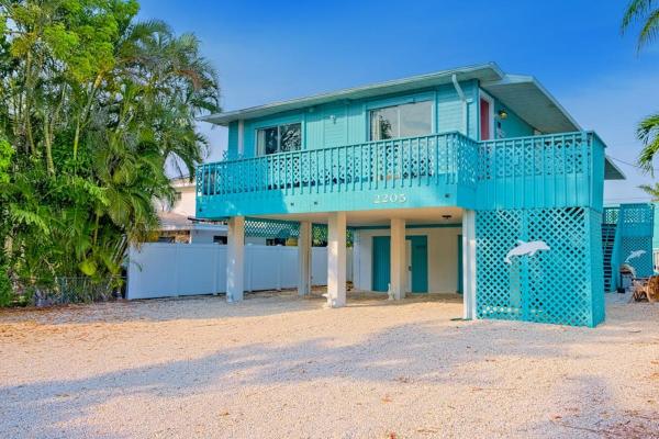 A la foto es mostra l'objecte Coastal Bungalows E and W situat a la ciutat de Bradenton Beach.