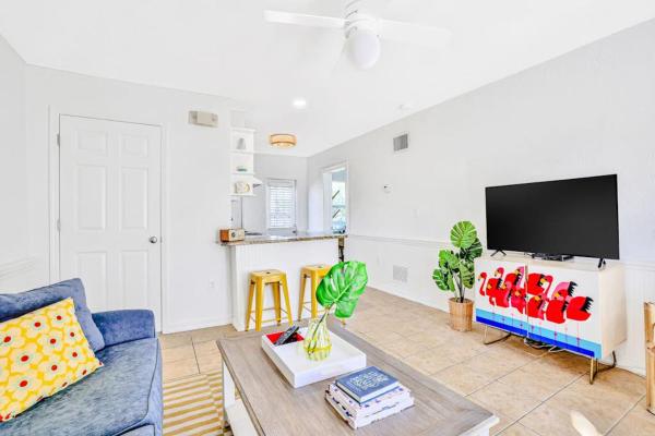 Freshly Remodeled Island Suite W Pool & Pet Friendly - Anna Maria, FL