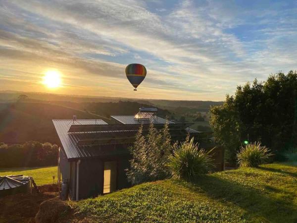 Hinterland Harmony Sunrise Views And Balloons - リズモー
