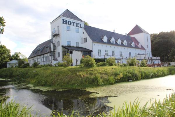 Kuvassa näkyy kohde Vraa Slotshotel, joka sijaitsee kaupungissa Tylstrup.