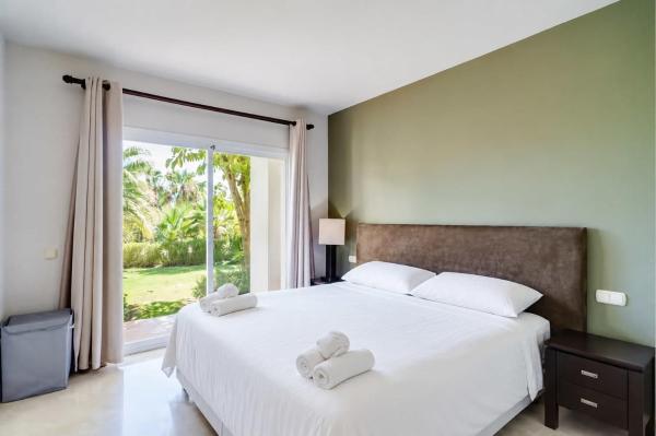 The Lagoon Apartment- Free Lagoon Access - Estepona