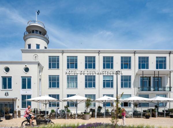 The photo shows the Hotel De Zeevaartschool located in the city of Vlissingen.