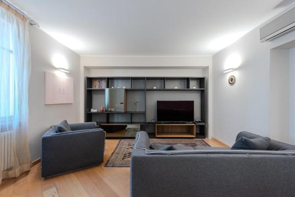 239sqm In Centro Near Duomo With Garage And 12 Seats - Como