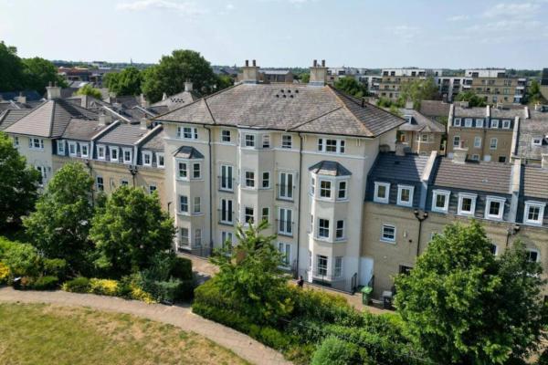 Stylish Central 3 Bed Apartment With Parking - Cambridge