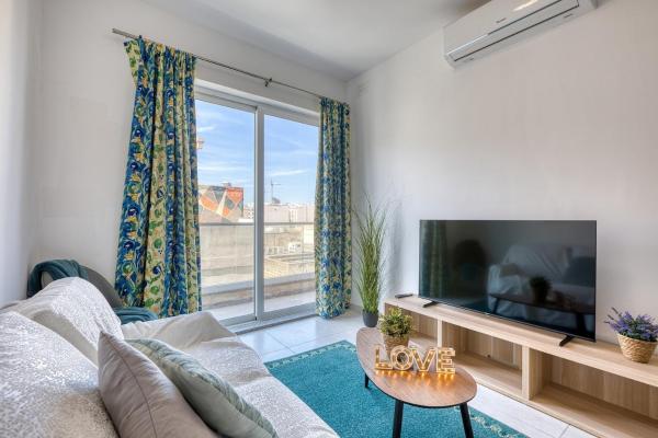 Gzira 2br Apartment Top Floor Views - La Valeta