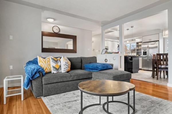 Bark & Bloom Bungalow Fenced Yard Pet Friendly - 卡加利